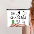 Gros plan d'une pochette de chargeur en toile blanche avec fermeture éclair noire et logo CHARGERS - Rangement de Chargeur (jiayingpbb0164)