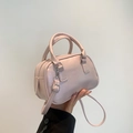 Sac boston vintage rose nacré en cuir plissé avec poignées rondes et bandoulière chic - Rose