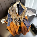 Foulard en soie classique orange et bleu avec motif abstrait exposé sur un sac - 24207-image Principale / 110*110CM