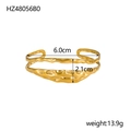 Detailweergave van gouden open armband met onregelmatige textuur en afmetingen - Concaaf-Convex Minimalistische Stijl (HZ48056B0)