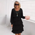 Elegante abito nero a maniche lunghe a balze con collana e borsa a mano rosa - Taglia S / Nero