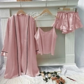 Dreiteiliges Satin-Pyjama-Set in Lotusrosa mit Morgenmantel, Camisole und Rüschen-Shorts - S / Rosa
