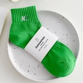 Calcetines de algodón verde vibrante con bordado NA blanco y envoltorio minimalista - Talla única / Verde Kiwi