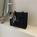 Elegante borsa tote nera con goffratura a scacchi, scritte dorate e foulard di seta - Nero
