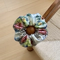Cinta de yoga de satén con estampado floral sobre pata de silla de madera - Scrunchie de Mariposa Azul