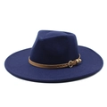 Détail d'un chapeau fedora en laine bleu marine avec ruban en cuir kaki et boucle d'or - M (56-58cm) / Bleu marine