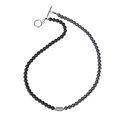 Detail einer 6mm schwarzen Obsidian-Perlenkette mit silbernem T-Verschluss - Mattstein + Schwarzer Magnetstein