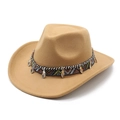 Détail d'un chapeau de cowboy avec ruban ethnique tissé et pendentifs en métal sur laine - M (56-58cm) / Chameau