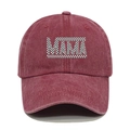 Dettaglio del cappellino in cotone lavato bordeaux con stampa MAMA a scacchi bianchi e neri - M(56-58cm) / Borgogna