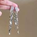 Detailansicht der glitzernden silbernen Quastenohrringe mit metallischen Pailletten - Silberne Pailletten Lange Quaste (925 Sterling Silver Earring Post)