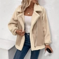 Detail einer beigen Bikerjacke aus Wildlederimitat mit dickem Lammfellkragen und Saum - S / Aprikose