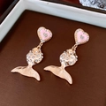Detailed close-up of fish-shaped pendant earrings with pink heart studs and rhinestones - Alloy/White Zirconia/925 Sterling Silver Needle / Pink Heart Fish Style / Gold/Pink