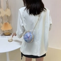 Mini-Kugeltasche aus Acryl mit blau-weißem Marmormuster an einem weißen Anzug - Lila