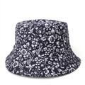 Dettaglio cappello da sole in cotone con stampe floreali bianche su tessuto blu scuro - M (56-58cm) / Stile B - Stampa Floreale e Foglie Blu Navy (Reversibile Retro Nero)