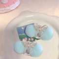Paar hellblaue Plüschball-Haarspangen mit transparentem Kunststoff-Schleifendesign - Blau