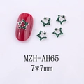 Détail de strass étoiles vertes 7x7mm sur ongles rouges avec base en alliage argent - Étoile (AH65)