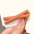 Fermaglio per capelli incrociato arancione opaco su supporto di cartone bianco - Arancione Opaco