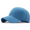 Detailansicht der hellblauen Baseballkappe mit Köperstoffstruktur und gestickten Ösen - Verstellbar / Seeblau