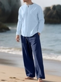 Herren-Set aus hellblauem Baumwoll-Leinen-Hemd und dunkelblauer weiter Hose am Strand - Hellblau + Marineblau