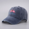 Berretto da baseball in denim grigio scuro lavato con ricamo di fenicottero rosa e visiera - Blu navy