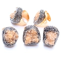 Detalle del set de 5 anillos dorados con piedras naturales druzy y micro-pavé de cristal - Ámbar