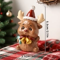 Vue détaillée d'une figurine de renne en résine avec bonnet rouge de 5,5 cm sur 3,5 cm - Cerf