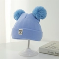 Blaue Baby-Wintermütze aus Rippstrick mit zwei Kunstpelz-Bommeln und Stoffaufnäher - 3-24 Monate (45-50CM) / Himmelblau