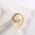 Detail eines goldenen offenen Rings mit gedrehtem Band und bunten Zirkonsternen - Gedrehter Pave-Stil (1CR0198CX) / Gold