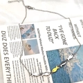 Collana minimalista con ciondoli a forma di pesci multicolore su catena d'argento - Collana Pesce d'Oro Upstream
