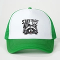 Retro groene en witte mesh trucker pet met wasbeer illustratie en Stay Trashy tekst erop - Verstelbaar / Wit en Groen