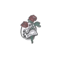 Spilla a teschio di Halloween con rose rosse e foglie verdi su metallo lucido - Teschio Rosa (C1376)