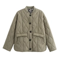 Vue détaillée de la veste matelassée vert sauge avec doublure léopard et fermeture à boutons - S / Vert olive