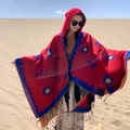 Poncho ethnique à capuche rouge avec motifs floraux bleus et détails de franges - LM314 Tournesol - Rouge