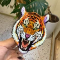 Pinza para el pelo con diseño de cabeza de tigre en bordado naranja y negro vibrante - Tigre