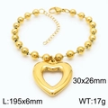 Pulsera de cuentas doradas con colgante de corazón calado y medidas en fondo blanco - Pulsera Dorada (KB167274-Z)