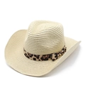 Detail eines Stroh-Cowboyhuts mit breiter Krempe, Leopardenband und Schleifendekor - M (56-58cm) / Beige