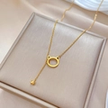 Detalle de un colgante de gato calado dorado y perla en collar de acero titanio - Dorado
