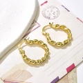 Elegante goldene gedrehte Creolen auf einem vintage-ästhetischen Hintergrund - 4mm Durchmesser / Gold