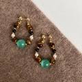 Dettaglio di orecchini fatti a mano con perle occhio di tigre e goccia di giada verde - Stile Perlina di Giada Verde sul Fondo / 10# Ago d'Argento-Oro-Caffè