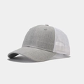 Détail de la casquette trucker grise en maille respirante avec visière courbée classique - Gris Clair/Filet Blanc