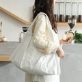 Bolso de hombro blanco extragrande con textura plisada efecto papel en ambiente de cafetería - Blanco