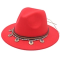 Vista dettagliata di un elegante cappello fedora rosso con fascia etnica e gemme blu - Rosso Arancio