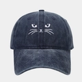 Dettaglio del ricamo a gatto bianco sul tessuto denim lavato del berretto da baseball - Regolabile / Blu navy