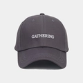 Λεπτομέρεια από λευκό κέντημα Gathering σε σκούρο γκρι βαμβακερό καπέλο μπέιζμπολ - Ρυθμιζόμενο / Γκρι