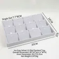 Schmucktablett aus eisgrauem Samt für 12 Anhänger zur Aufbewahrung 35x24x3cm - 12-Slot Anhänger Tablett / Eisgrau