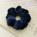 Dettaglio di un elastico per capelli in morbido peluche blu scuro effetto pelliccia - Pelliccia sintetica blu scuro