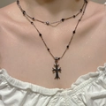 Collier gothique double rang avec pendentif croix en strass noirs sur chaîne argent - Style Superposé Sombre (WG-0964)