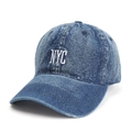 Détail du denim délavé bleu foncé et de la broderie NYC blanche sur la casquette de baseball - Réglable (55-61cm) / Bleu foncé