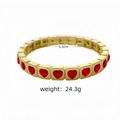 Vue détaillée du bracelet élastique plaqué or 18 carats avec pierres en forme de cœur - Cœur Rouge