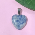 Pendentif coeur en pierre naturelle bleue et blanche avec bélière argentée sur rose - 37-Point Bleu